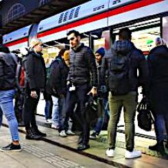 De nya tågen får bland annat utfällbara trappsteg för att förbättra tillgängligheten. De utrustas även med dubbla strömavtagare för att minska problemen med is på ledningarna – ett återkommande bekymmer under vintrarna i Århus. Möjlighet till små batteripaket finns också med i upphandlingen, så att tågen kan fortsätta köra även vid strömavbrott. Foto: Aarhus Letbane