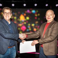 Söderenergis bränslechef Jan Steinle överlämnar verifikatet till Telge Återvinnings vd Vesa Hiltula. Fotograf Fredrik Sederholm