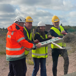 Göran Svensson, platschef Peab, Rolf Persson, beställarombud för projektet, Lill Thunberg, tf. chef Miljöenheten Länsstyrelsen Kalmar län och Andreas Erlandsson, kommunstyrelsens ordförande tar gemensamt ett första spadtag. Foto: Oskarshamns kommun