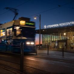 Målet är att åtta spårvagnar i veckan ska få nya skyltar installerade. Foto: Göteborgs Spårvägar
