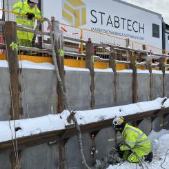 Stabtechs expansionsinjektering användes vid bygget av nya tunnelbanan för att täta berlinerspont i Sickla. Här bilder på arbetet från i vintras.
FOTO: Stabtech