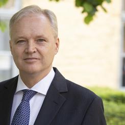 Sten Tolgfors i residensets trädgård. Foto: Länsstyrelsen Västra Götaland