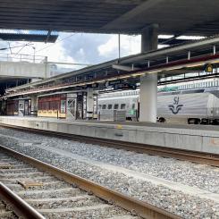 Jernhusen, som äger stationen, arbetar med förslag till överdäckning av spårområdet för att bland annat utveckla väntutrymmen och stationsmiljöer. Foto: Stina Wickenberg