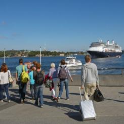 Passagerare på väg mot färje- och kryssningstrafik i Stockholm. Byline: Stockholms Hamnar/Per-Erik Adamsson Ports of Stockholm/Per-Erik Adamsson