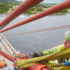Det går raskt framåt med kabelbytena på Strömsundsbron. Foto: Trafikverket