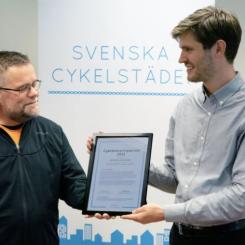Cykelplaneringspriset överlämnas av verksamhetsledare Samuel Williams. Foto: Svenska Cykelstäder