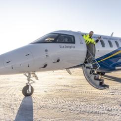 Ambulansflygplan med styrman i motljus. Foto: Kommunalförbundet Svenskt Ambulansflyg