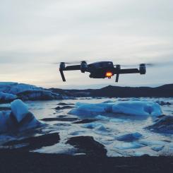 Det finns stor potential för användning av drönare i kommuner och regioner men dagens regler för drönare är för krångliga, anser Sveriges Kommuner och Regioner. Foto: Dion Tavenier/Unsplash