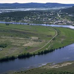 Infrastrukturbolaget Svevia ska byta ut vägtrummor och rörbroar i flera vattendrag i Övertorneå och Pajala. Motiv: Övertorneå. Foto: Jan Norrman / Kulturmiljöbild, Riksantikvarieämbetet/Wikimedia Commons/https://commons.wikimedia.org/wiki/File:%C3%96vertorne%C3%A5_-_KMB_-_16000300023795.jpg