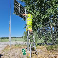 Svevia har tagit fram en stege som minskar risken för fallolyckor vid skyltarbete. Foto: Nicklas Gjerdingen