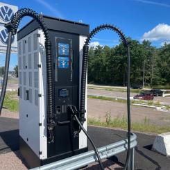 På de utvalda rastplatserna ska det även finnas möjlighet att ladda lätta fordon, som personbilar och lättare lastbilar, för att underlätta elektrifieringen även av dessa fordon.   Foto: Stina Wickenberg