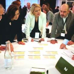 På bilden syns Pierre Sandberg från Tågföretagen, Monica Lingegård från SJ AB, Caroline Åstrand från MTR, Bertrand Gryspeert från Vossloh Nordic Switch Systems AB och Johan Wadman från Svensk Kollektivtrafik. Foto: Tågföretagen