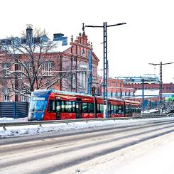 Tammerfors spårvagn kör här längs Itsenäisyydenkatu (Självständighetgatan). Foto: Wille Nyyssönen/Tampereen Raitiotie Oy