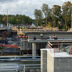 Inom kort kommer hela bron att skjutas på plats. Foto: Trafikverket