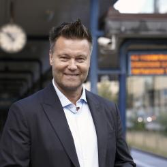 – Längre resor innebär större risk för förseningar, bland annat när tågen närmar sig storstäderna och kan hamna bakom långsammare trafik. I maj 2001 kördes 54 000 persontåg – jämfört med över 93 000 i dag. Den täta trafiken gör att ett stopp snabbt påverkar många resenärer, säger Thomas Andersson, avdelningschef Trafikverket. Foto Pia Tallgren