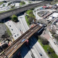 I höjd med Olskroken pågår bygget av en ny järnvägsbro över E6 som ska ansluta Västlänken till spåren i Olskroken. Foto: Trafikverket.