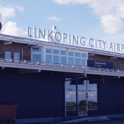 Genom att flytta landningsbanan vid Linköpings flygplats minskas bullret över staden. Foto: Linköpings flygplats