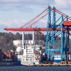 Samskips containerfartyg Helgafell på väg att lägga till vid APM Terminals kortsjöterminal i Göteborgs Hamn. Bild: Göteborgs Hamn AB. Foto: Göteborgs hamn
