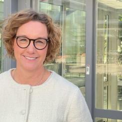 – Om vi zoomar ut lite så går det över miljon persontåg under ett år och resorna är dubbelt så många som för trettio år sedan. Det är en bra utveckling men ställer stora krav på järnvägen. Den behöver rustas och utvecklas för att kunna ta hand om alla resor och transporter, så att allt fler kommer fram i tid på fler sträckor, säger Ann-Sofie Atterbrand, avdelningschef järnvägsplanering på Trafikverket. Foto: Trafikverket.