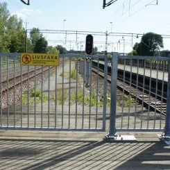 Plattformsgrindar och förstärkt plattformsavslut i Upplands Väsby.
Foto: Trafikverket