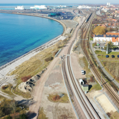 Backspåret till Trelleborgs hamn färdigställdes förra året. Med miljötillstånd för erosionsskydd kan hamnen gå vidare med nästa steg i hamnprojektet. Fotograf/Källa: Trelleborgs Hamn AB