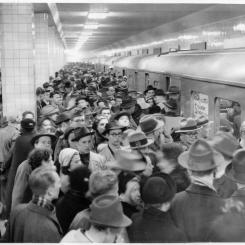 Tunnelbanan Slussen, på invigningsdagen den 1 oktober 1950. Här trängs stockholmarna på tunnelbanestationen Kungsgatan. Många ville provåka den nya västra tunnelbanelinjen på invigningsdagen 26 oktober 1952. Nya linjen, linje 11, gick från Kungsgatan (nuvarande Hötorget) till Vällingby. Linjen ersattes november 1957 av linjerna 18 och 19. Men fick nytt liv april 1958 när linje 11 började trafikera Odenplan – Hammarbyhöjden. Fotograf: Okänd