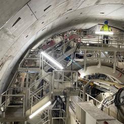 Tunneln för höghastighetsjärnväg kommer att byggas med en TBM-sköld. Samma enhet är redan i drift i Łódź på tunnelbanelinjen för regionaltåg. Det pågår redan byggnation av viktiga delar för projektet: det polska företaget Budimex arbetar med att färdigställa startschaktet för borrmaskinen i Retkinia. Foto: PKP Polish Railway Lines)