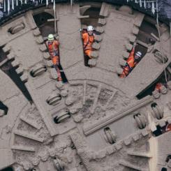 Bilden visar genombrottet i en av de färdigställda HS2-tunnlarna under Chiltern Hills. Tunnlarna visar hög teknisk nivå – men resten av projektet släpar efter. Foto: HS2