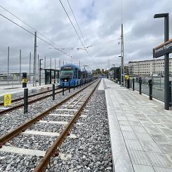 Ett företag med sju anställda är det enda företaget i världen som kan tekniken på Tvärbanan som här stannar vid Bromma flygplats. Foto: Wikimedia Commons