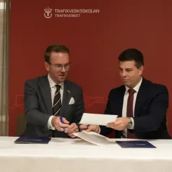 Infrastrukturminister Andreas Carlson och Ukrainas biträdande infrastrukturminister Serhiy Derkach, skrev under avsiktsförklaringen om samarbete på järnvägsområdet
Foto: Trafikverket