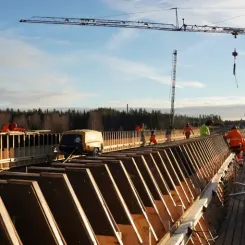 Bilden är från ett av Norrbotniabanans tidigare brobygge på sträckan mellan Umeå och Dåva. Foto: Trafikverket