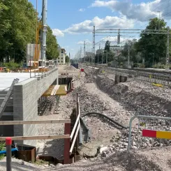 Plankorsningarna med järnvägen byggs om till planskilda korsningar där gatorna läggs i tunnel under järnvägen. Foto: Trafikverket