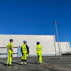 Uppsala Vattens medarbetare utanför den nybyggda grovreningen vid Kungsängsverket Foto: Uppsala Vatten