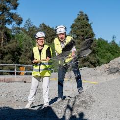 Uppsala Vattens tf. vd Ida Hellrup och styrelseordförande Rickard Malmström tar första spadtaget för vätgastankstationen. Foto: Uppsala Vatten