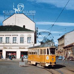 Spårvagn på Salutorget i Åbo 1959. Spårvagn nummer 49 av typen Valmet RM 2 trafikerade linje 1 när den år 1959 fotograferades vid Salutorget i Åbo. På bilden svänger vagnen i sydostlig riktning från Köpmansgatan in på Eriksgatan. Spårvägen lades ner 1972 och bussarna fick ta över transporterna. Foto: Okänd – stadinratikat.fi vid Wikipedia Common Lic.