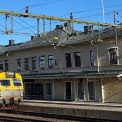 Perrongerna behöver vara längre och bredare samt utökas med ytterligare en perrong på ön Sanden. Foto: Trafikverket