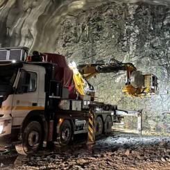 Laddtruck jobbar i tunneln. Foto: Jens Pålsson