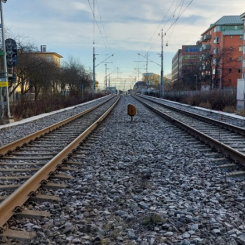 Till hösten kommer plankorsningarna att stängas av för passage och arbetet med tunnlarna planeras påbörjas. Foto: Trafikverket