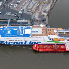 Metanolbunkring pågår. Bunkerfartyget Stolt Sandpiper ligger intill Stena Germanica på Stena Lines Tysklandsterminal i Göteborgs hamn. Bild: Göteborgs Hamn AB.
