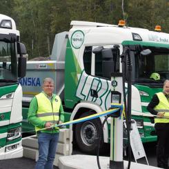 Erik Evestam, Lars Reinholdsson, Georg Andrén och Linda Larsson klippte bandet. Foto: Paper Province