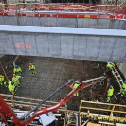 Det knappt två meter tjocka taket göts mot de betongväggar som finns där sedan tidigare. Foto: Trafikverket