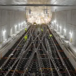 Första etappen omfattar 5 000 meter ballastfritt spår och 16 växlar, däribland en 130 meter lång kryssväxel. Foto: Kasper Dudzik och Trafikverket
