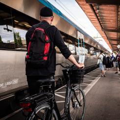 Västtrafiks regionaltåg med cyklist. Foto: Västtrafiks pressbild