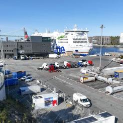 Vätgasgeneratorn (vit container med fyra fläktar på taket) förser Stena Scandinavica med el via en kabel under marken. Bild: Göteborgs Hamn. Foto: Göteborgs hamn