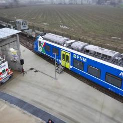 Bilden visar ett av Alstoms tåg som testas vid en påfyllnings- och underhållsanläggning i Rovato. Syftet är att säkerställa lokal försörjning av grön vätgas och slippa beroende av externa leverantörer. Anläggningarna byggs under ett planerat driftuppehåll som pågår till september i år. Foto: FNM