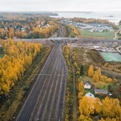 För att hantera Finlands befintliga reparationsskuld och möta behoven i den  växande gröna omställningen, understryker näringslivsorganisationerna vikten av snabba reparationer och samtidigt säkerställa långsiktig utveckling och underhåll av väg- och järnvägsnätet. Foto: Väylävirasto