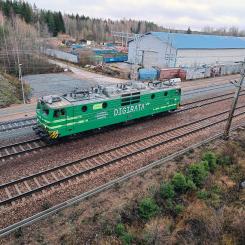 Provloket Sr1 från 1970-talet har fått ett nytt liv som Finlands första lok utrustad med en ETCS- kontrollanordning. Foto: Väylävirasto