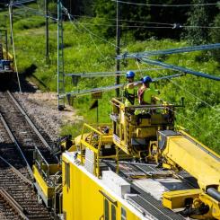 Syftet med spårarbetena är att förbättra kapacitet, punktlighet och trafiksäkerhet samt att förlänga livslängden på hårt belastade banavsnitt. Samtidigt innebär projekten betydande störningar, särskilt under vår, sommar och höst. Foto: VR Track