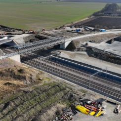 Bron är cirka 60 meter lång och väger drygt 200 ton. Foto: Trafikverket