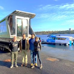 Bild från uppstartsmötet med det nya projektet. Från vänster Tobias Husberg (Cstrider), Henrik Sjöstrand (VTI), Chengxi Liu (VTI) och Brigitte Junker (Candela). I bakgrunden båtar från Cstrider respektive Candela. Foto: VTI